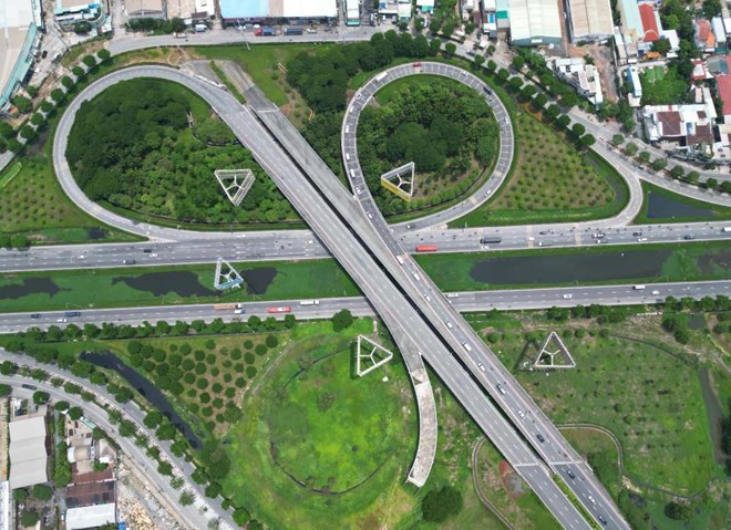 Nút giao đường Võ Văn Kiệt với Quốc lộ 1 là điểm đầu dự án. Ảnh: Anh Tú