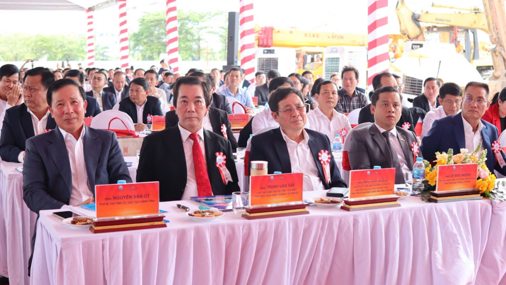 Phó Bí thư Tỉnh ủy, Chủ tịch UBND tỉnh Nguyễn Văn Út (bìa trái) cùng nguyên lãnh đạo tỉnh qua các thời kỳ, nhà đầu tư tham dự sự kiện